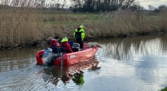 Sniffer dogs search on water for missing Kees from Veenendaal