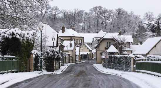 Snow and ice Brittany Normandy Ile de France and the north facing