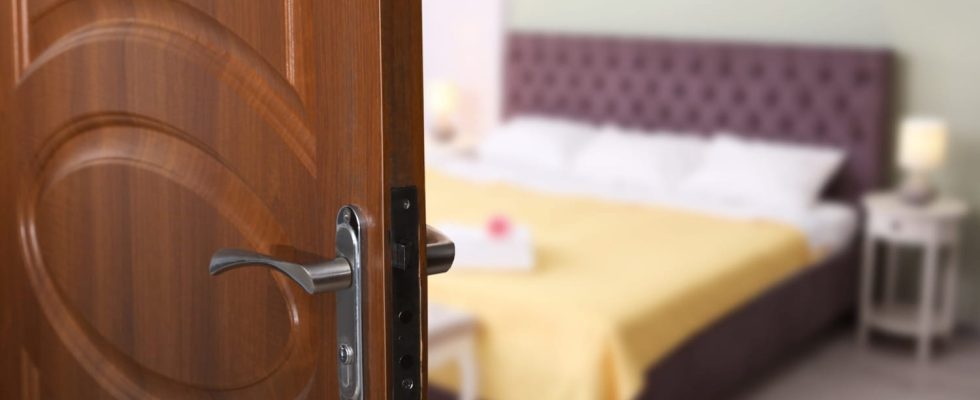 The hanger technique to feel safe in your hotel room