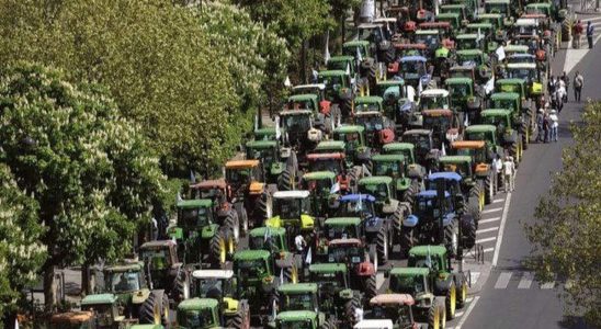 Tractors block the roads from Monday