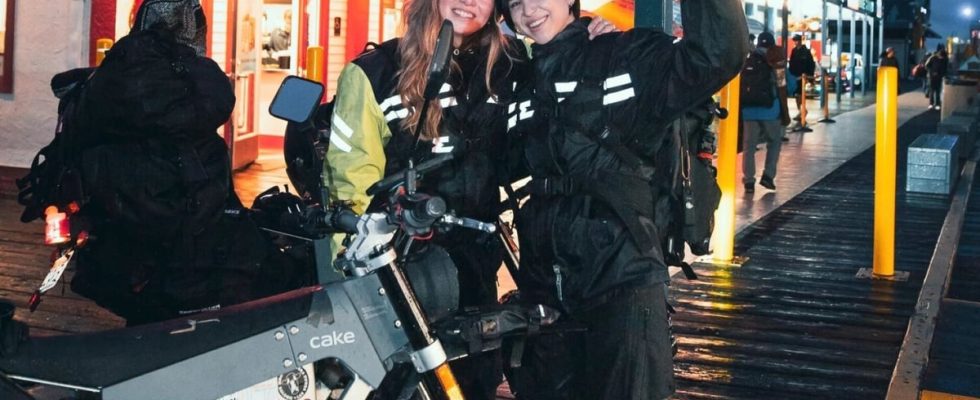 Two girls crossed the USA on electric motorcycles from