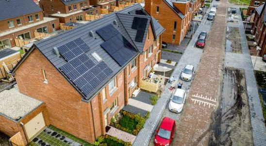 Utrecht champions solar panels but overcrowded power grid threatens construction