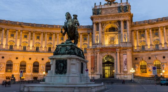 despite inflation Viennese and tourists attend the winter balls