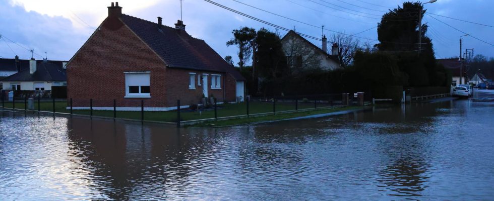 peak of flood evacuees firefighters The crazy figures of the