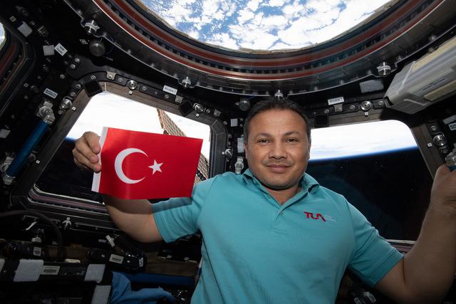 AA-20240126-33540625-33540612-TURKIYENIN_ILK_ASTRONOTU_GEZERAVCI_ULUSLARARASI_UZAY_ISTASYONUNDA_CALISMALARINI_SURDURDU