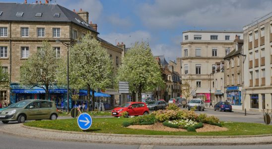 1708289105 What indicator should you use when entering a roundabout Too