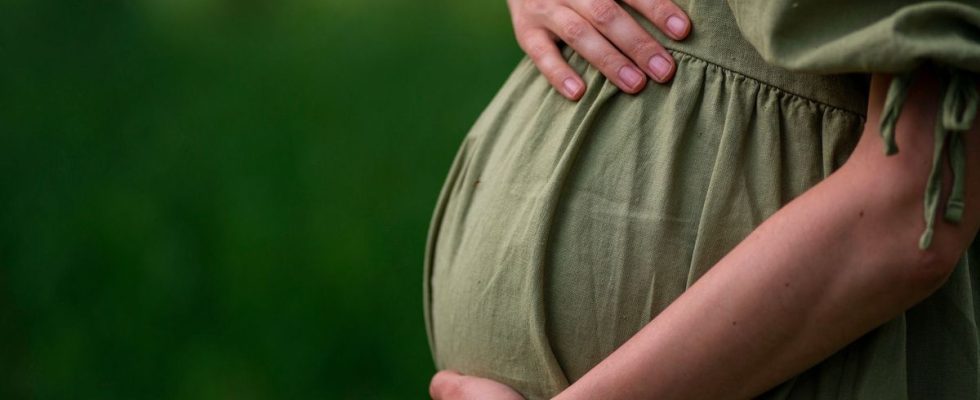 A Spanish woman gives birth to her child using her