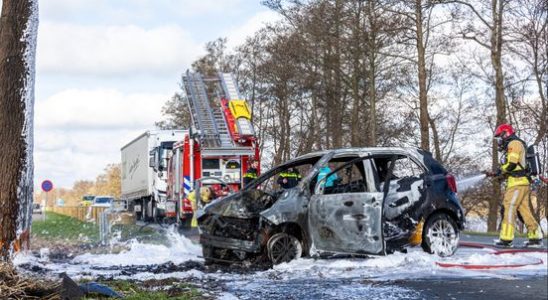 Bystanders rescue man from burning car after accident on N201