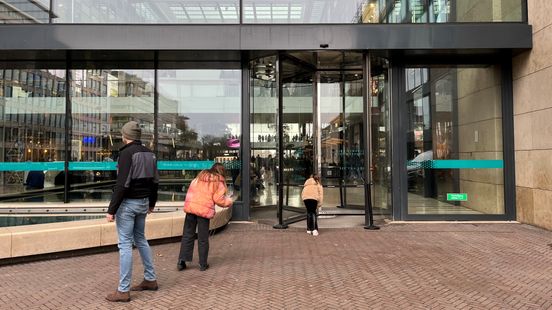 Defective revolving door Hoog Catharijne causes lost visitors and employees