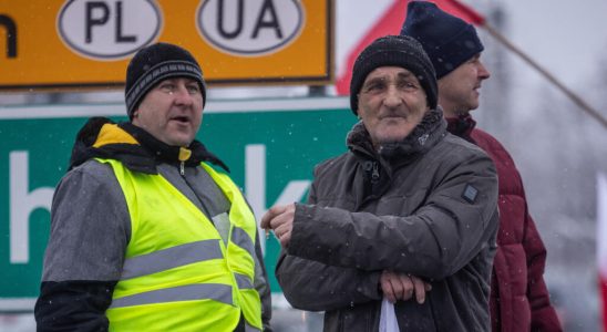 Dumping of Ukrainian grain at a Polish border crossing Warsaws