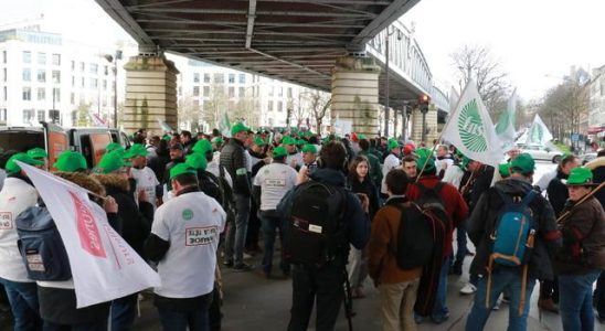 Farmers besieged Paris again They blocked the roads with tractors