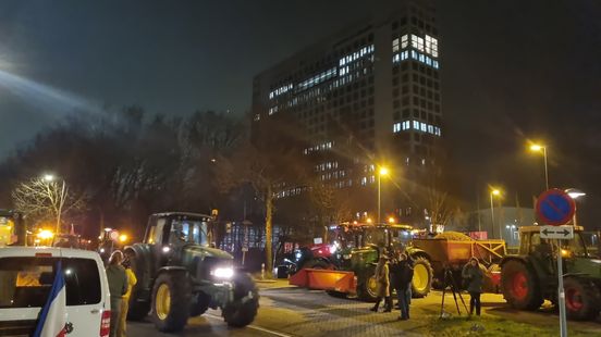 Farmers protest and dump manure at Utrecht provincial government building