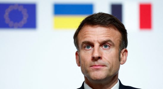 Macron calls for a start and toughens his tone against