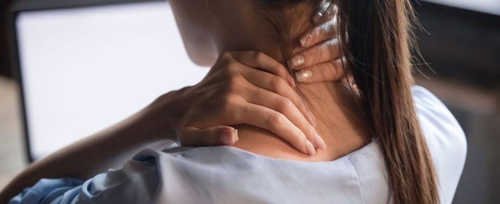 Neck pain 2 simple gestures from a physiotherapist to quickly