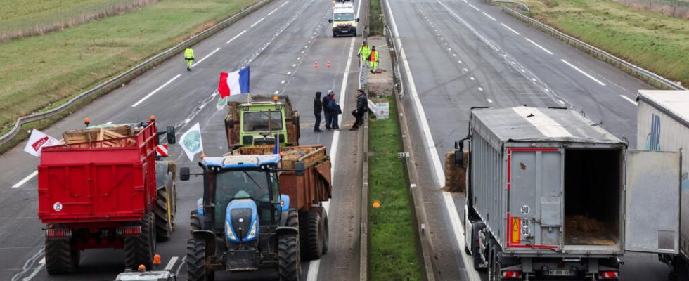 On the A4 motorway in Seine et Marne farmers lift the blockade