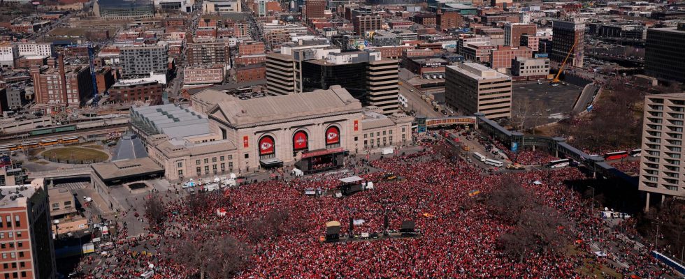 One dead after shooting at Super Bowl parade