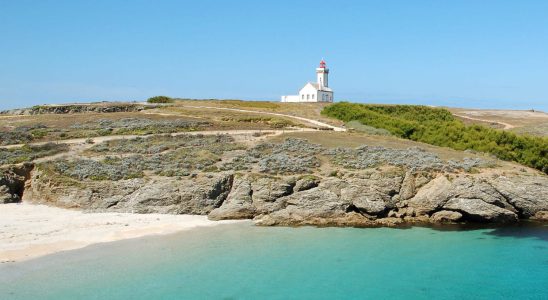 This secret beach bathed by turquoise waters has been voted