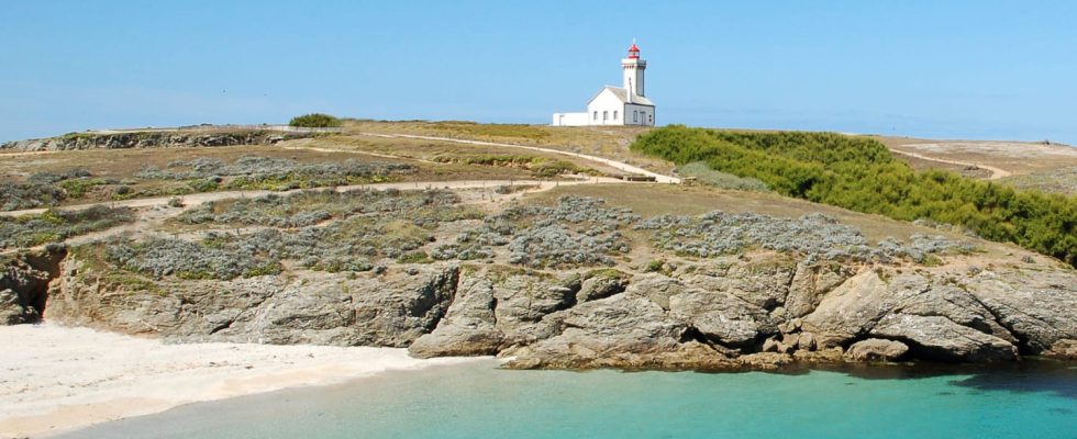 This secret beach bathed by turquoise waters has been voted