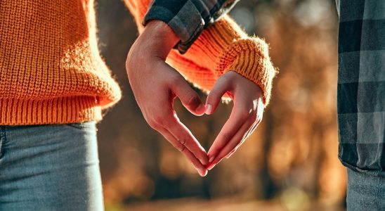 This simple gesture between the couple strengthens the romantic bond