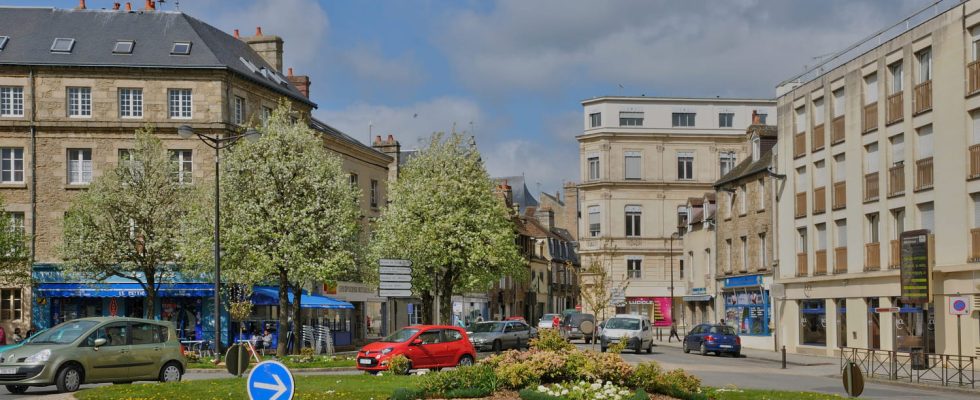 What indicator should you use when entering a roundabout Too