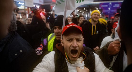 after tensions upon his arrival Macron calls everyone to calm