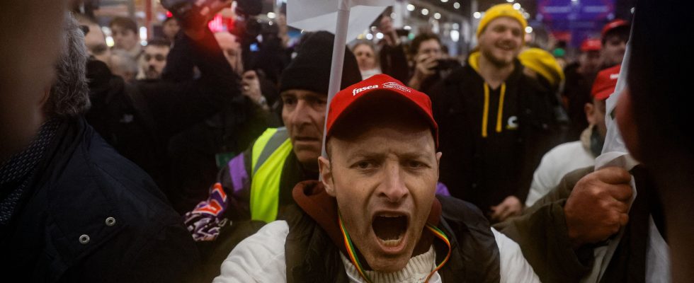 after tensions upon his arrival Macron calls everyone to calm