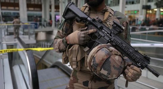 several people injured with knives in a Parisian station a