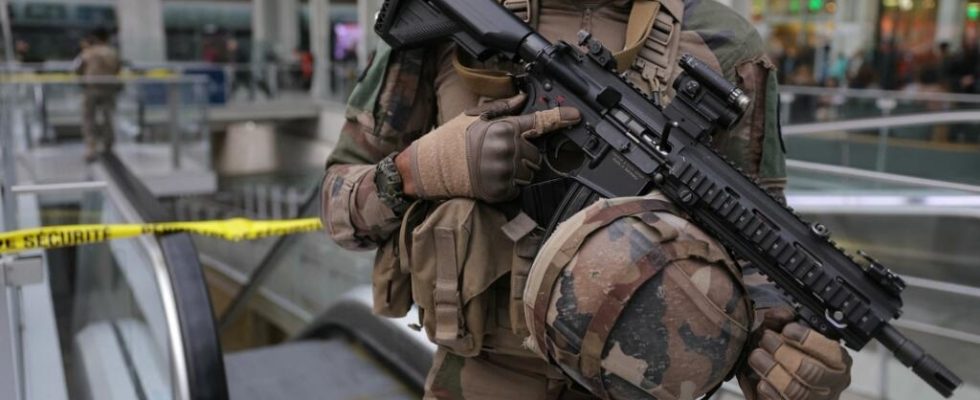 several people injured with knives in a Parisian station a