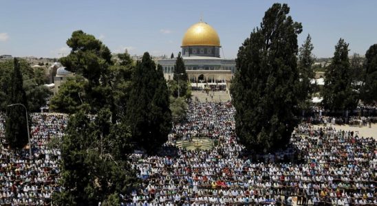 the Israeli government decides to limit access to the Mosques