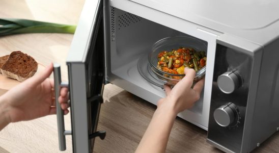 12 dishes that should never be reheated in the microwave