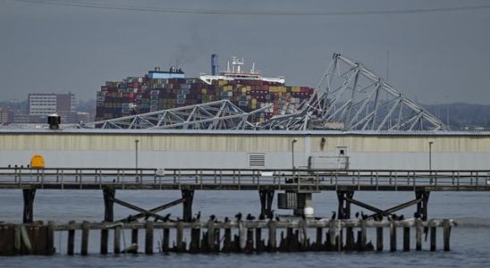 Another accident of the cargo ship that destroyed the bridge