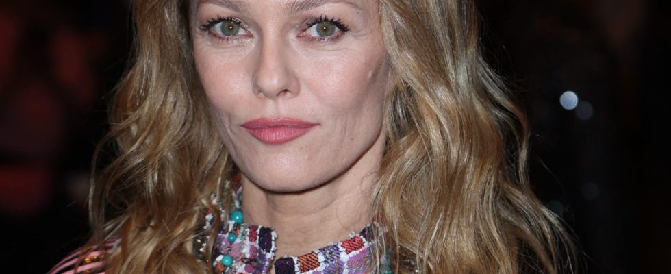 At 51 with her spring beauty look Vanessa Paradis lights