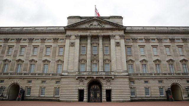 Buckingham Palace will turn off its lights for 1 hour