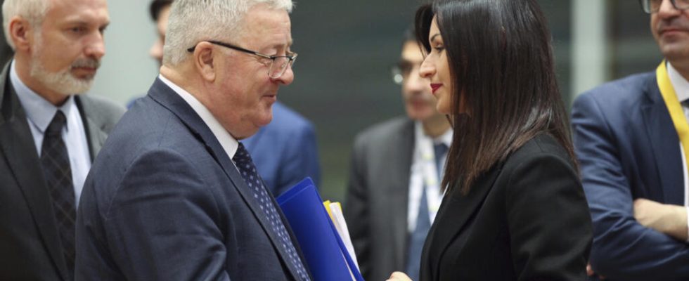 Czeslaw Siekierski Polish Minister of Agriculture facing peasant anger