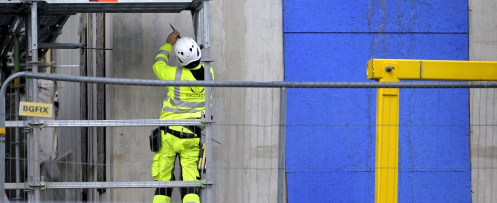 Drunk man climbed 15 floors threw things