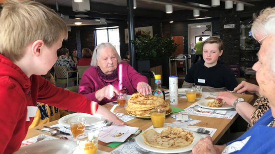 Group 6 bakes pancakes in Woudenberg nursing home Children are