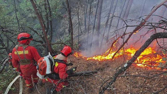 Huge forest fire in China 3 thousand 400 people were