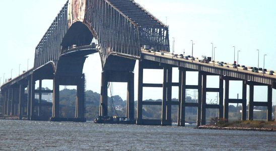 Large bridge collapses in Maryland people in water