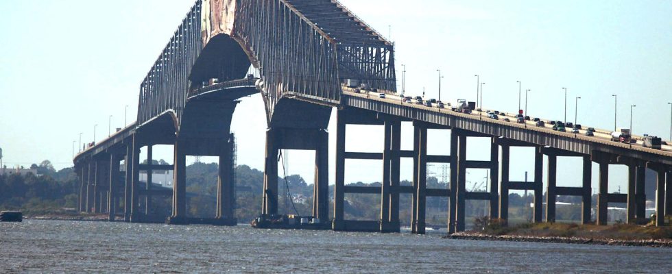 Large bridge collapses in Maryland people in water