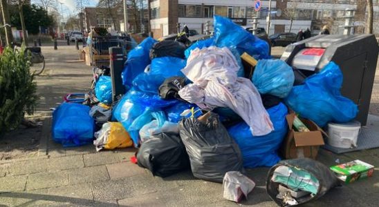 Mess around underground containers in Amersfoort due to waste disposal