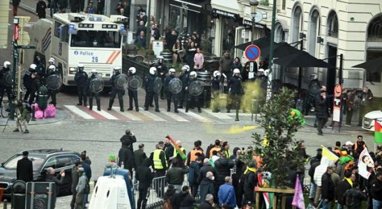 PKK supporters attacked the police in front of the European