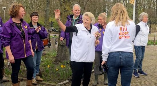 Princess Beatrix visits city farm in Park Transwijk She is