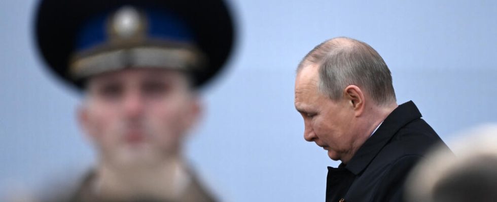 Putin absent from tributes the Kremlin assures that he is