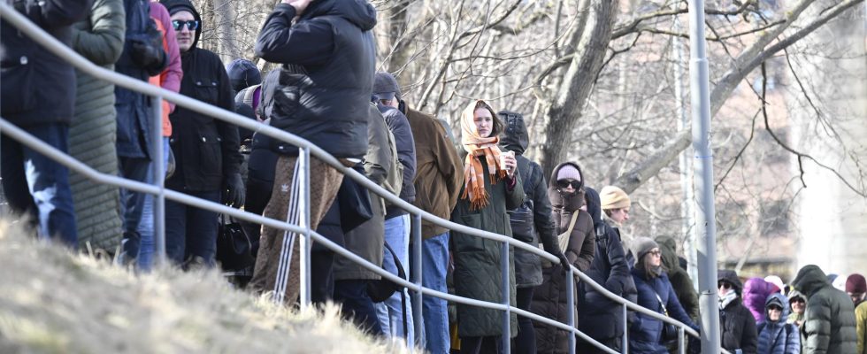 Queue outside the Russian embassy before the stroke of twelve