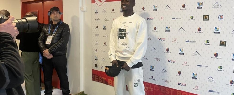 Senegalese footballer Sadio Mane received as a rockstar in Bourges