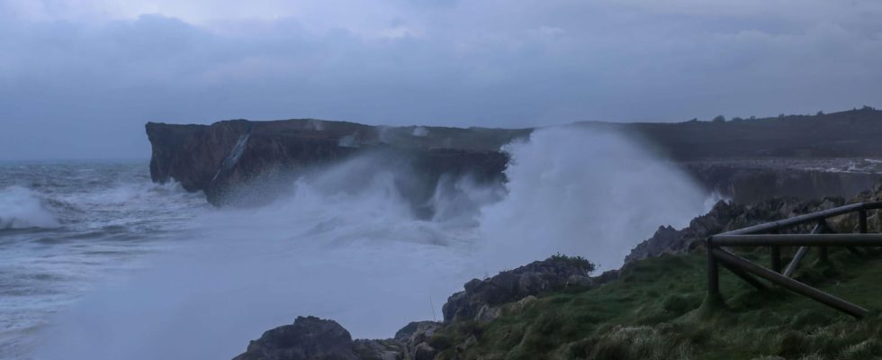 Storm Monica three dead four people wanted and six departments