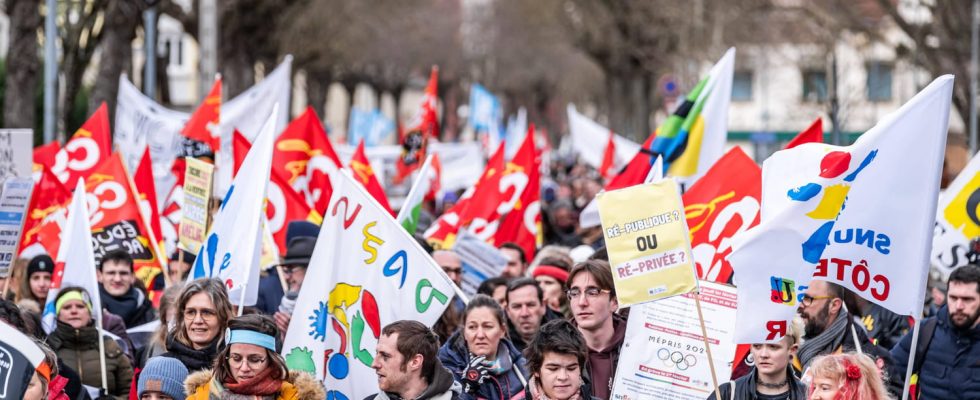 Strike of the civil service schools and nurses what mobilization