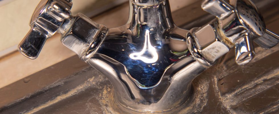 This easy trick removes limescale and makes your sink shine