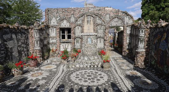 This house looks like that of the postman Cheval it