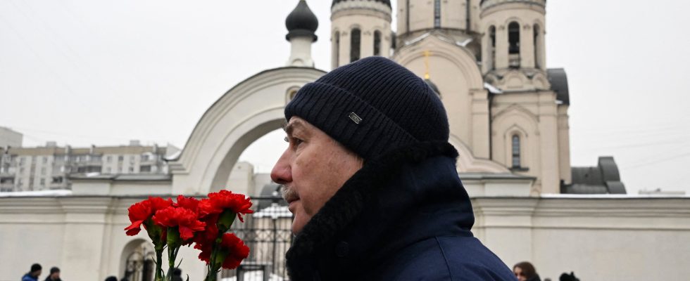 hundreds of Russians gathered to pay tribute to him –